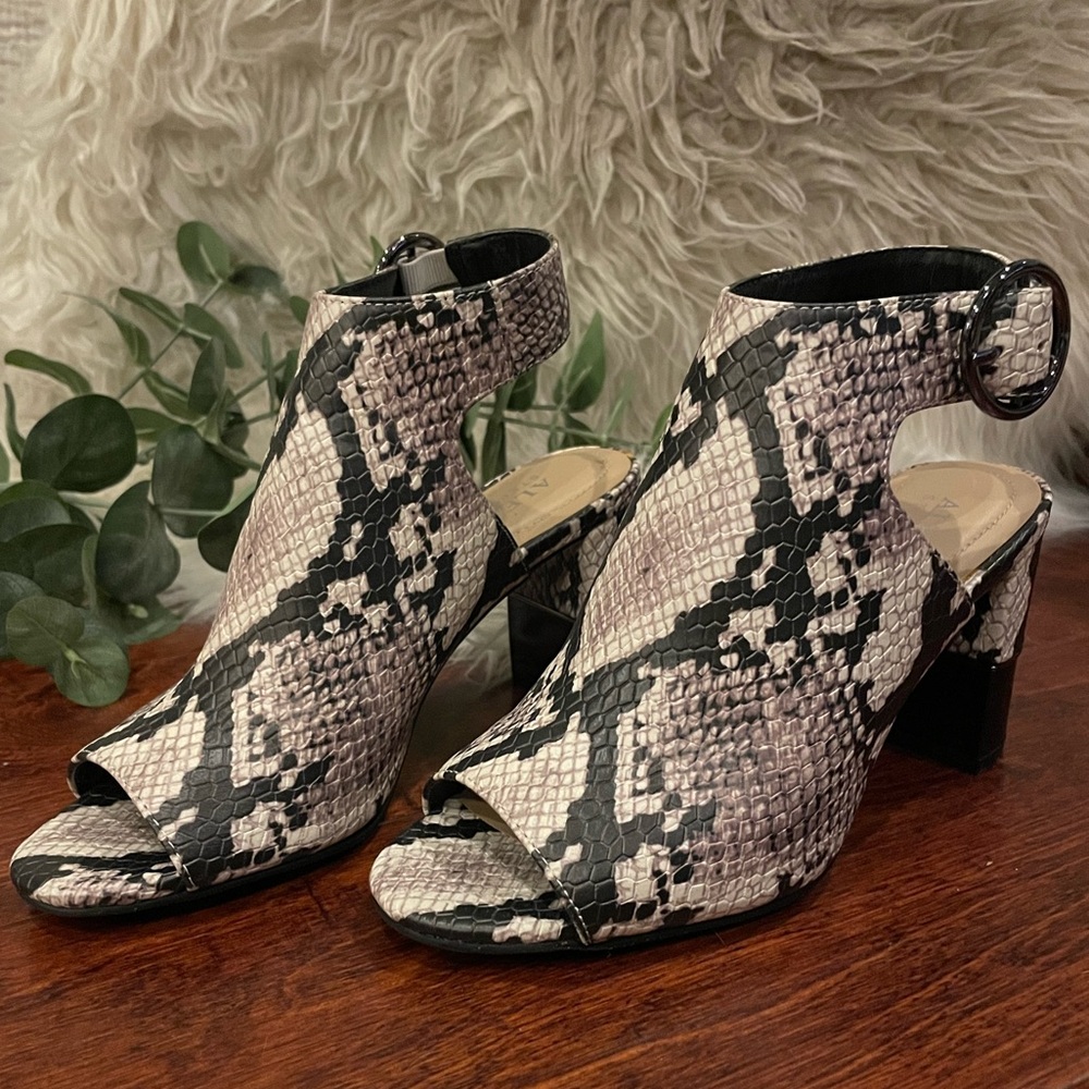 NWOT Alfani Floriss Block Heel in Snake White Size 5